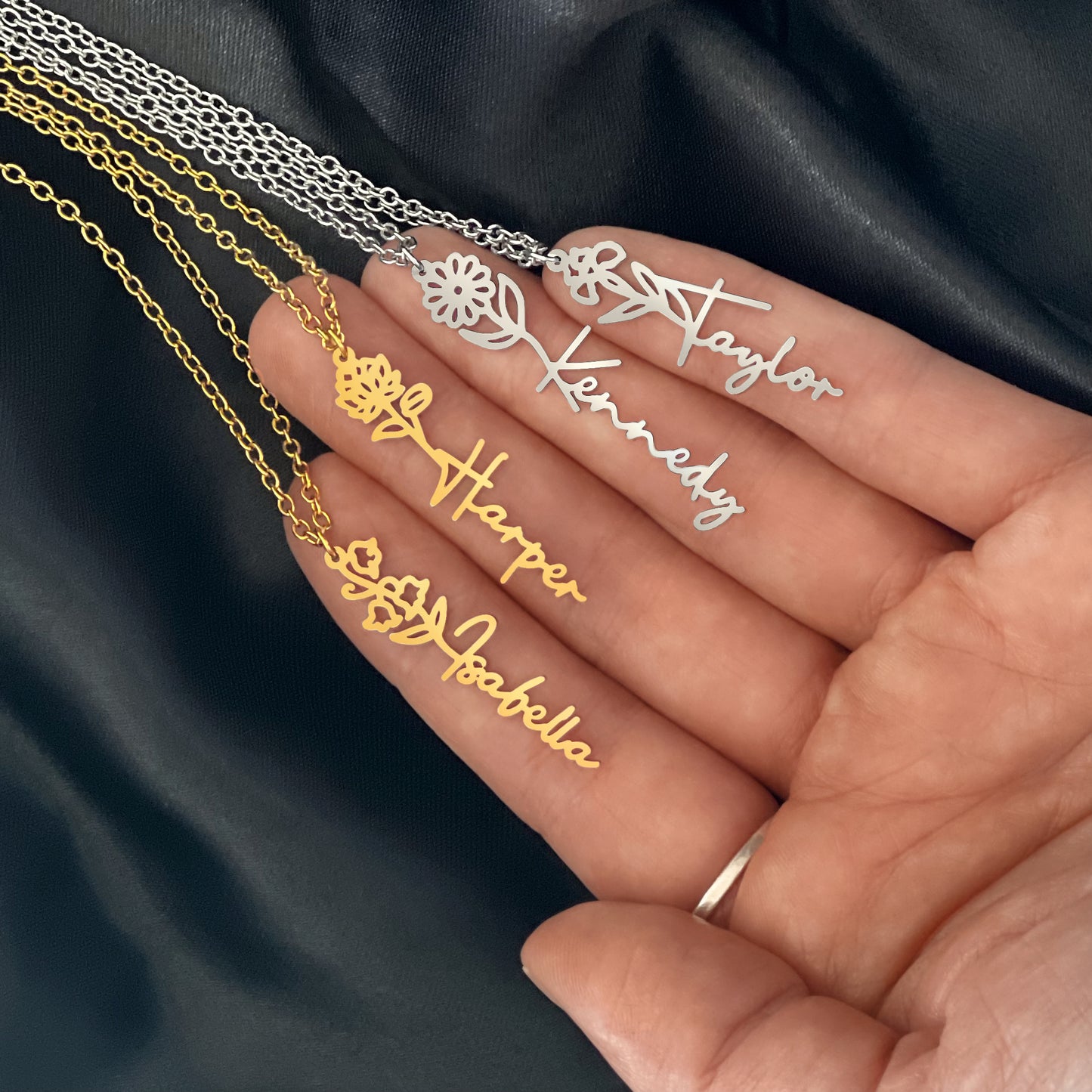 Personalized Vertical Name Necklace with Rose Design – Elegant Custom Jewelry Gift for Women