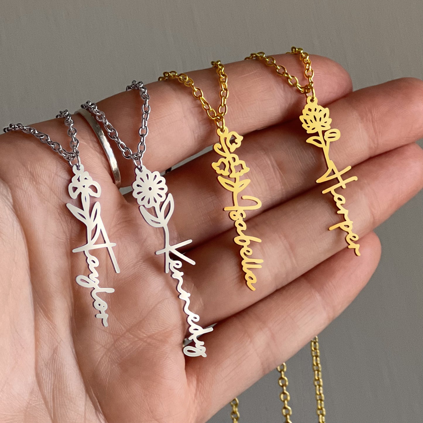 Personalized Vertical Name Necklace with Rose Design – Elegant Custom Jewelry Gift for Women