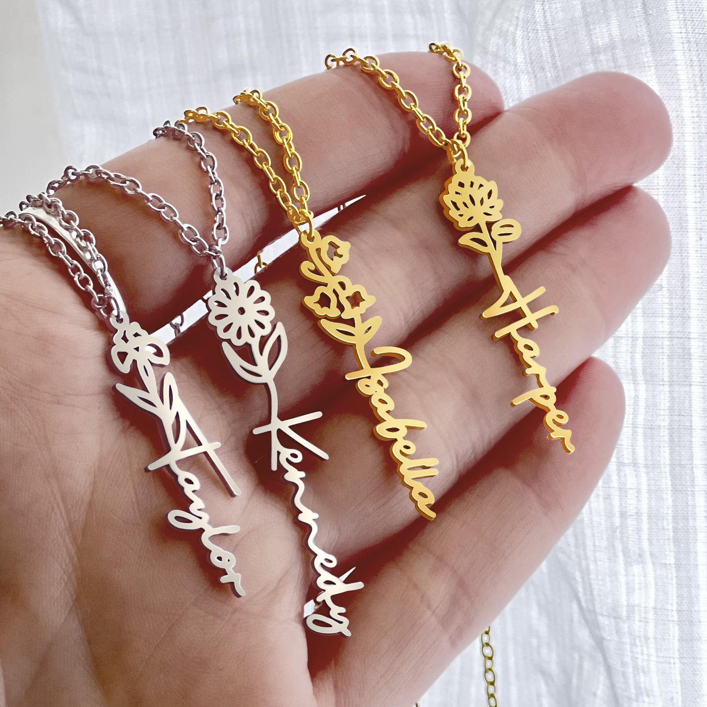 Personalized Vertical Name Necklace with Rose Design – Elegant Custom Jewelry Gift for Women