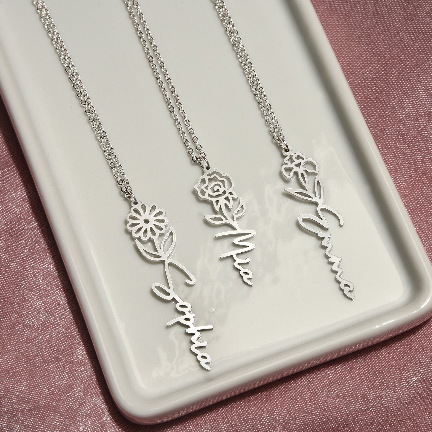 Personalized Vertical Name Necklace with Rose Design – Elegant Custom Jewelry Gift for Women